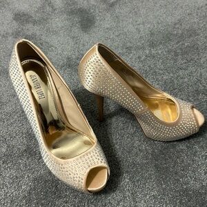 Jennifer Lopez high heels size 7.